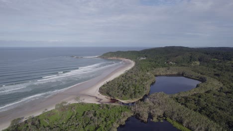 Broken-Head-Beach,-Lake-and-Nature-Reserve-In-NSW,-Australia