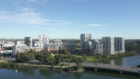 Die-Antenne-Zeigt-Eine-Aufnahme-Von-Wohnkomplexen-Am-Wasser-An-Einem-Sonnigen-Tag