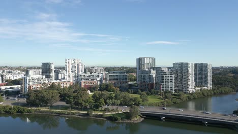 antena revela toma de complejos de apartamentos de gran altura frente al mar en un día soleado