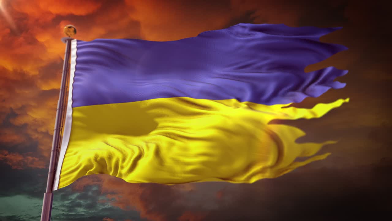 Bandiera ucraina strappata dalla guerra che sventola su un'asta al tramonto rosso