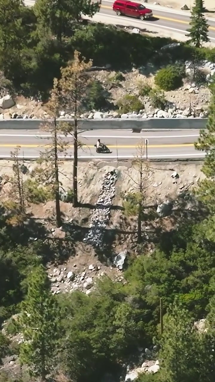 Guidando lungo le strade tortuose vicino al Lago Tahoe in Nevada e California