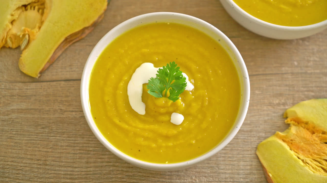 흰색 그릇에 호박 수프 - 채식과 채식주의 음식 스타일