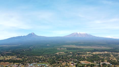 Vista-Aérea-De-Drones-Mercado-Al-Aire-Libre-En-La-Ciudad-De-Loitokitok,-Kenia-Y-Monte-Kilimanjaro--Pueblo-Rural-De-Kenia