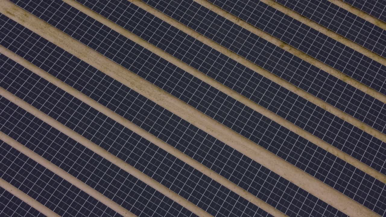 Grande centrale solare: ripresa aerea con drone dall'alto