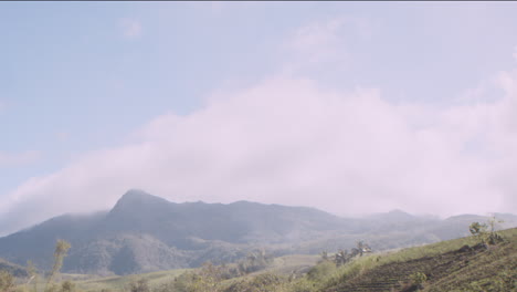 un día brillante, soleado pero nublado en las montañas de murcia en negros occidentales, filipinas