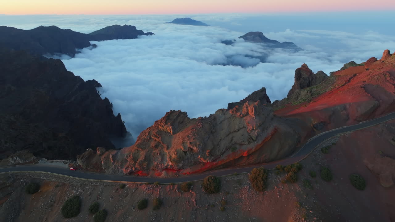 vista aérea de las montañas y las nubes