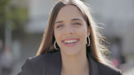 mujer joven atractiva sonriendo a la cámara
