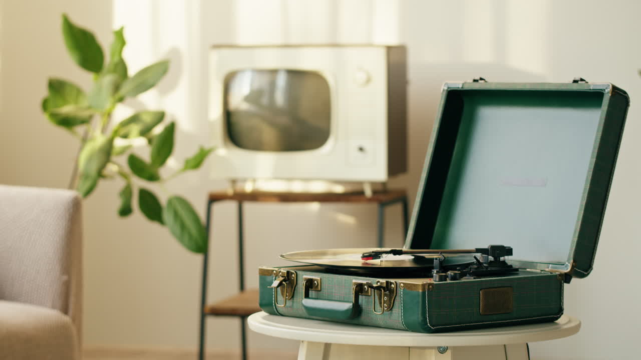 Giradischi vintage che riproduce un disco in vinile in una stanza accogliente