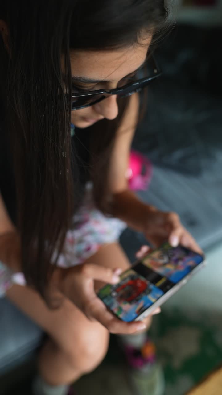 joven jugando a los juegos en el teléfono inteligente