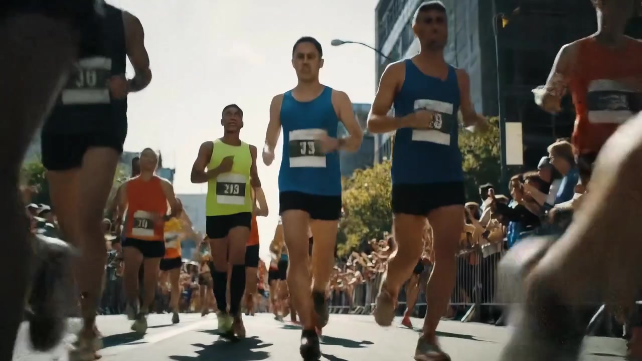 Gruppe idrettsutøvere som løper i et bymaraton