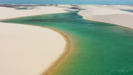 Paisaje-De-Olas-Paradisíacas-De-Lagos-De-Agua-De-Lluvia-Y-Dunas-De-Arena-Del-Parque-Nacional-Lencois-Maranhenses-Brasil