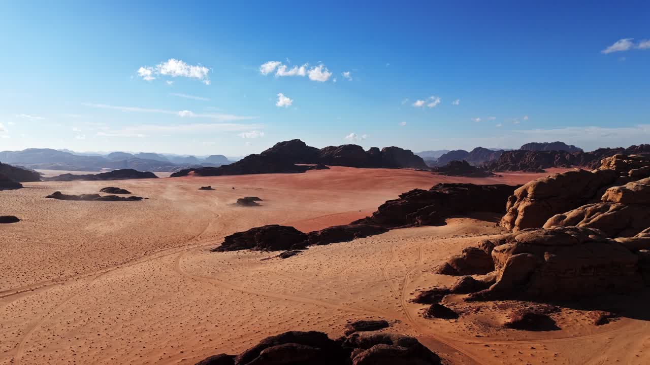 Cattura la bellezza senza tempo del deserto giordano dall'alto, drone che rivela il paesaggio desertico nella valle di Wadi Rum