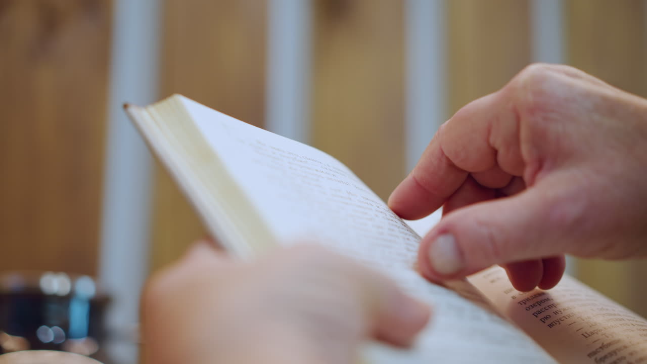 Bedstefar viser barnebarn blindeskrift. Generationsbånd gennem taktil læring ved familiens køkkenbord. Tålmodigt guider han et ungt familiemedlem i taktile læseteknikker med varme og omsorg.