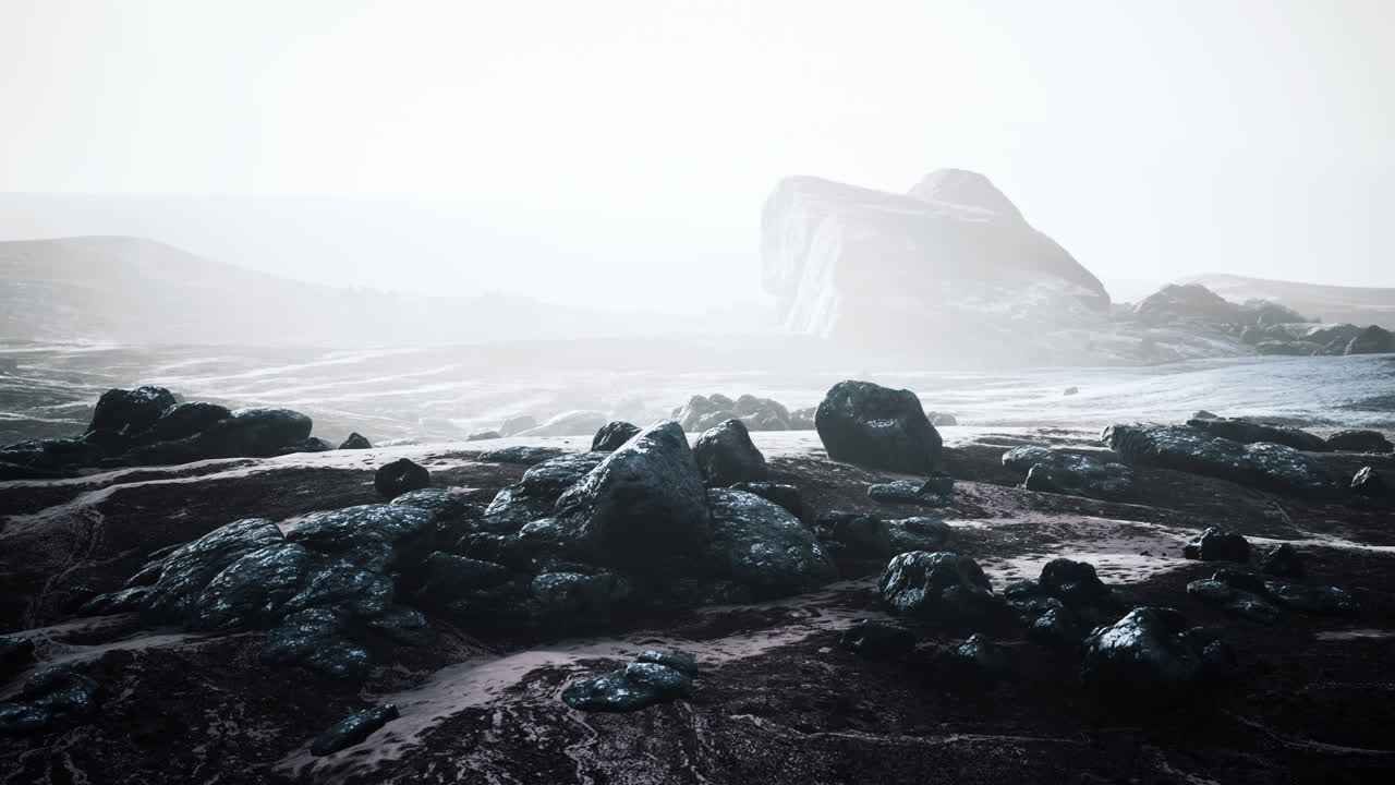 paisaje montañoso brumoso con cornisa de nieve sobre el abismo dentro de la nube