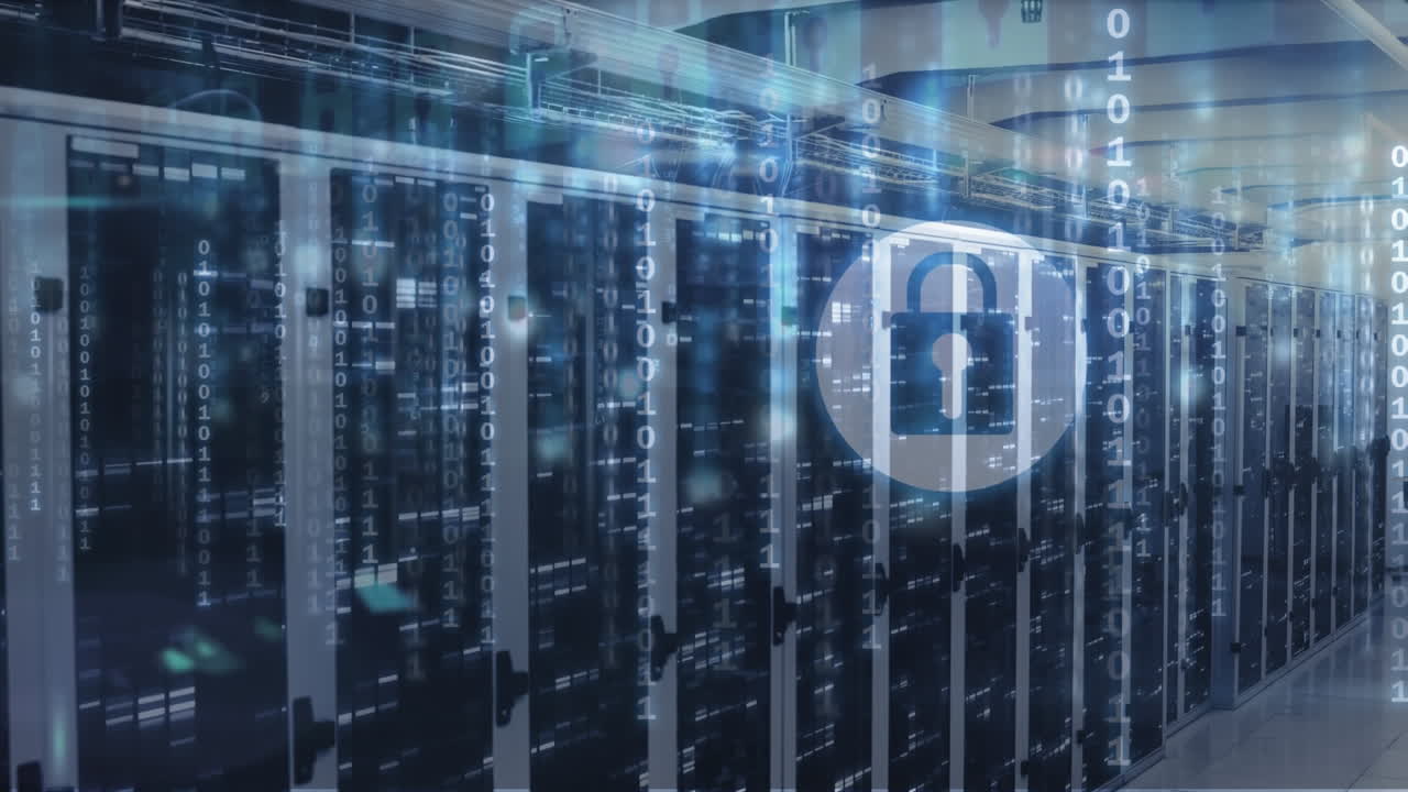 animación del icono del candado de seguridad, cuadrados de mosaico y codificación binaria contra la sala del servidor de la computadora.
