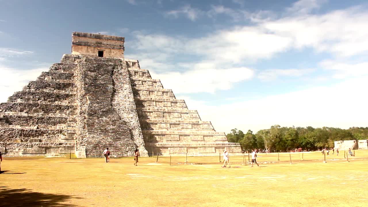 Antica piramide Maya El Castillo a Chichen Itza con turisti