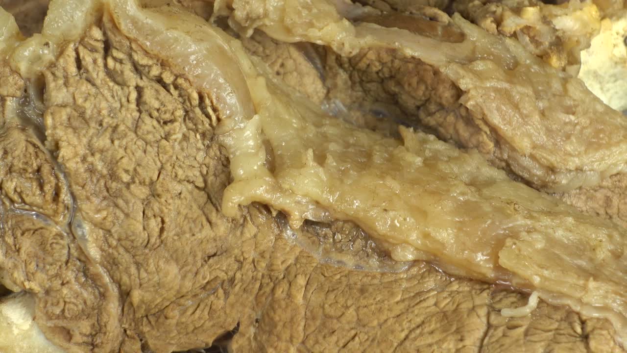 Kogt oksekød. Stykker af oksekød på en tallerken.