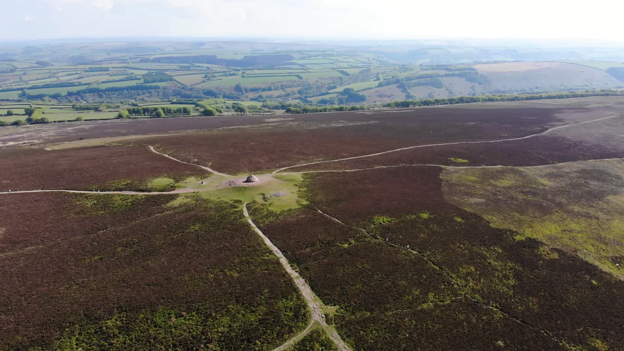 cumbre de dunkery beacon rodeada de páramos de brezo