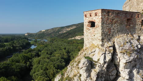 Rotierende-Filmische-Drohnenaufnahme-Der-Burg-Hrad-Devin-In-Bratislava,-Slowakei