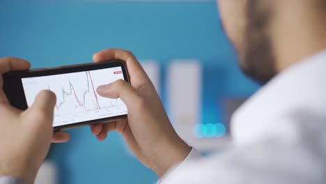 vista de cerca del mercado de valores y los gráficos de criptomonedas desde el teléfono.