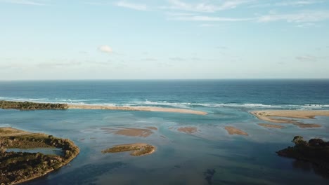 Vuelo-De-Drones-Sobre-Las-Islas-En-La-Entrada-De-Mallacoota-Y-La-Desembocadura-Del-Río-Wallagaraugh-Al-Atardecer,-Este-De-Victoria,-Australia,-Diciembre