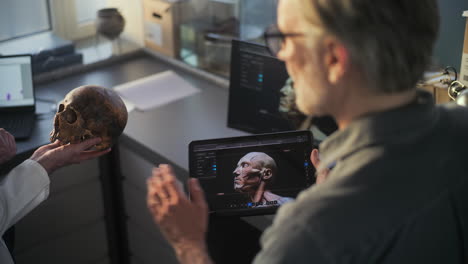 científicos que revisan la anatomía humana y los artefactos arqueológicos.