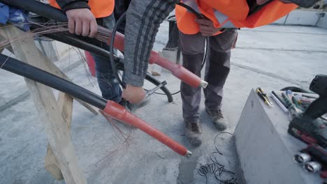 proceso de instalación de cables eléctricos en una subestación de transformadores