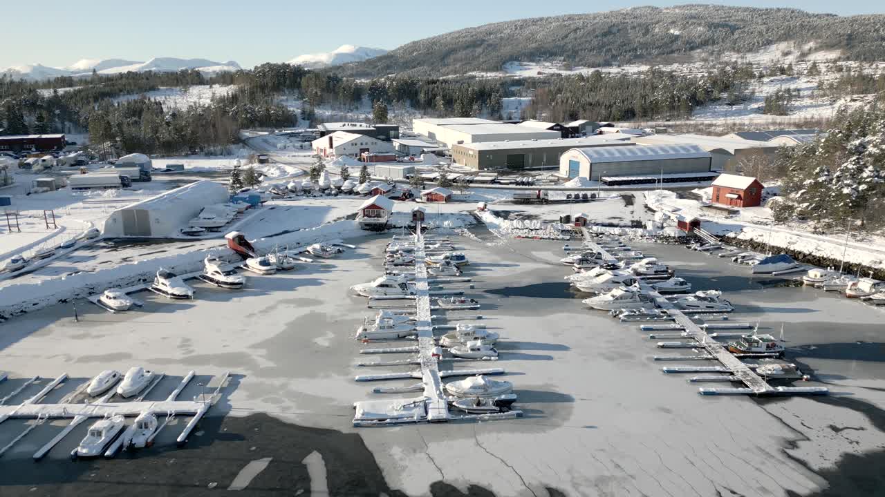 ålesund의 håhjem 해양을 향해 침착하게 날아가는 드론의 클로즈업