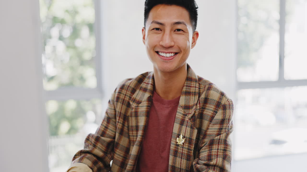 아시아 사업가, 얼굴과 컴퓨터 계획