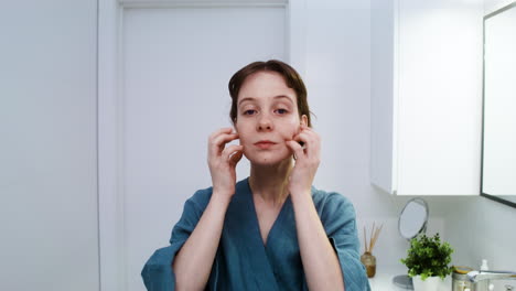 mujer en el baño
