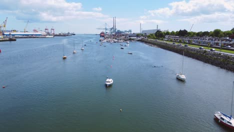 Fliegen-über-Einige-Boote-Und-Segelboote-In-Der-Nähe-Des-Hafens-Von-Dublin