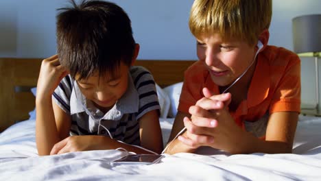 Geschwister-Benutzen-Mobiltelefon-Im-Schlafzimmer