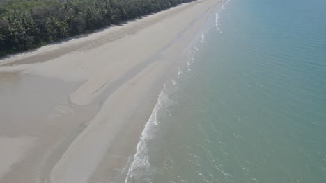 Arena-Blanca-Y-Agua-Turquesa-En-La-Playa-De-Cuatro-Millas-En-Port-Douglas,-Queensland,-Australia---Toma-Aérea-De-Drones