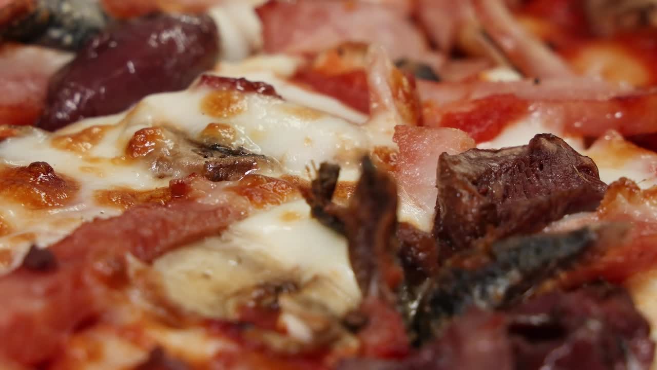 Macro-fotografie di condimenti per pizza che fanno le bolle, seguite da vino rosso versato in un bicchiere