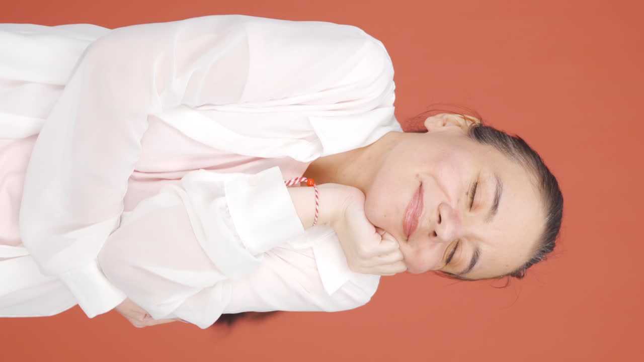 el video vertical de la mujer está soñando.