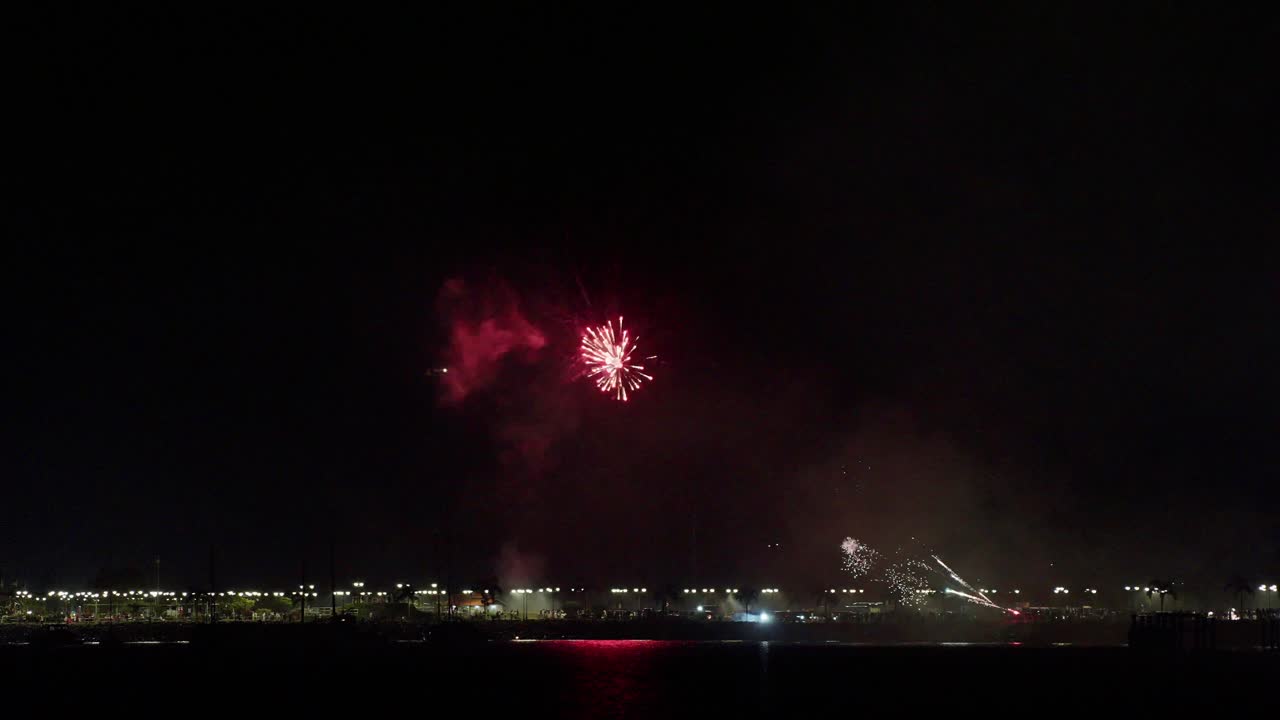 espectáculo de fuegos artificiales en la ciudad de panamá en la víspera de año nuevo a la medianoche