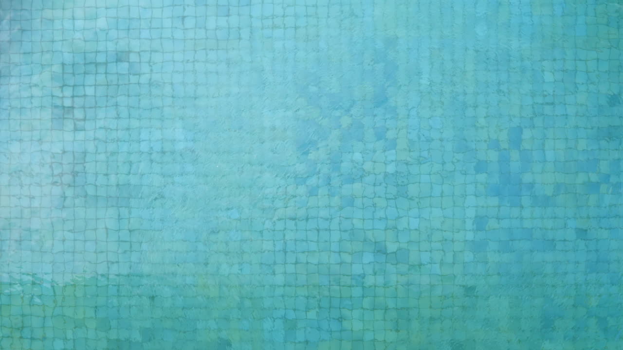 vista superior piscina agua clara agua azul verano nadar 4k