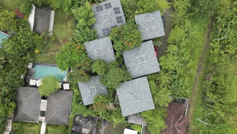 Toma-Aérea-Aérea-Sobre-Un-Centro-Vacacional-En-Bali,-Indonesia