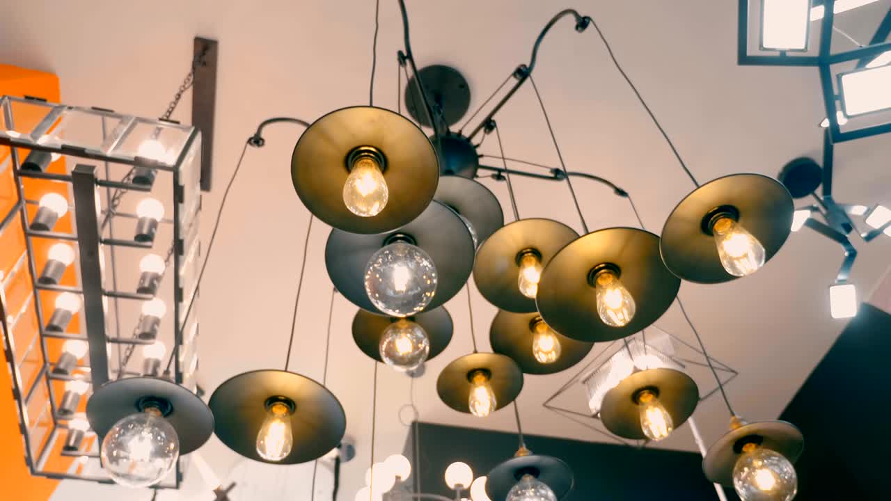 hermosos candelabros con muchas lámparas se venden en la tienda