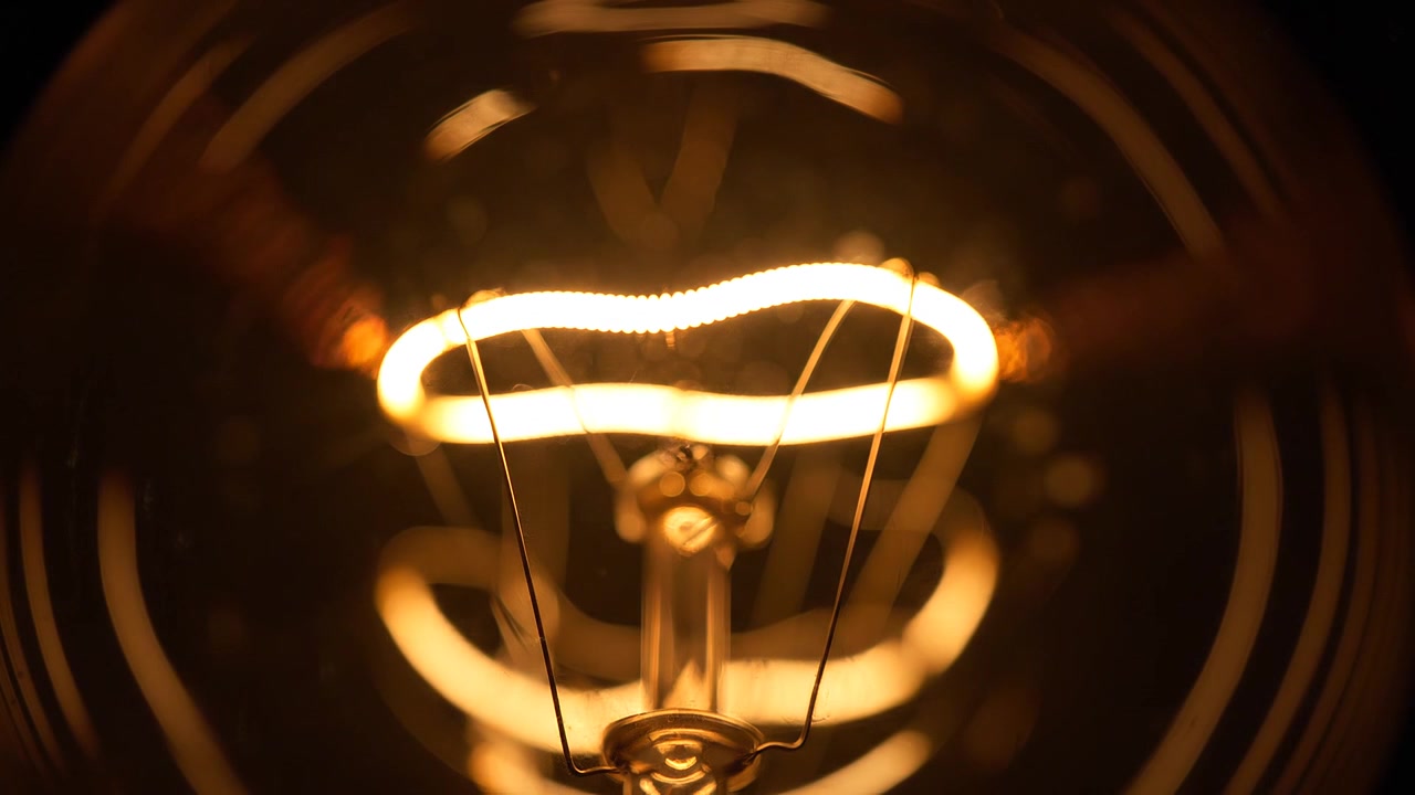 Scatto macro del filamento incandescente di una lampadina