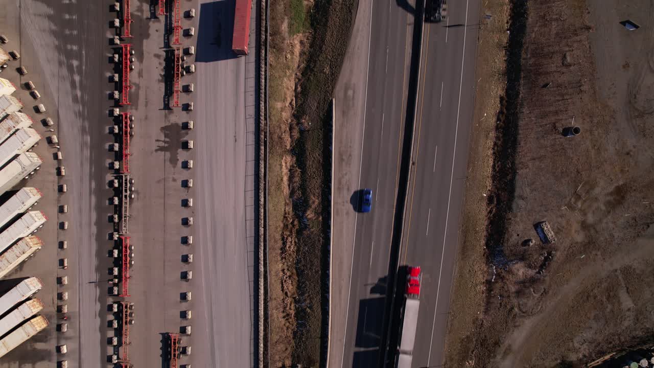 캐나다 밴쿠버의 컨테이너 선적 터미널에서 자동차와 트럭 교통의 오버헤드 보기