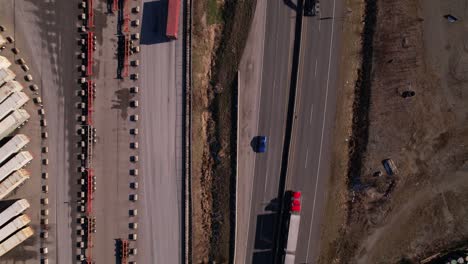 vista aérea del tráfico de automóviles y camiones en la terminal de envío de contenedores de vancouver en canadá