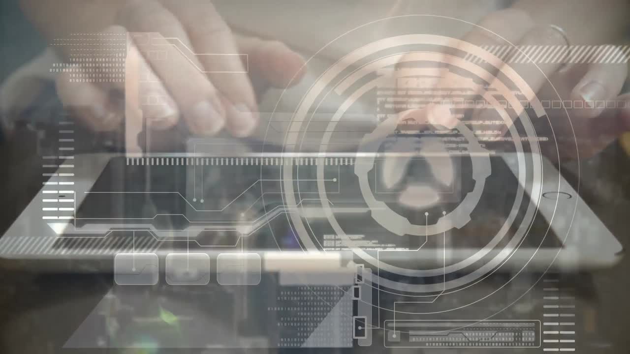 procesamiento de datos contra la sección media de la mujer usando tableta digital