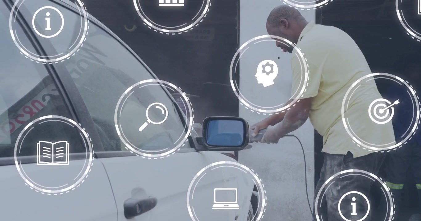 Tecnico automobilistico uomo che afferra una smerigliatrice a filo, levigando la giuntura della portiera dell'auto, con sovrapposizioni HUD che evidenziano la levigatura.