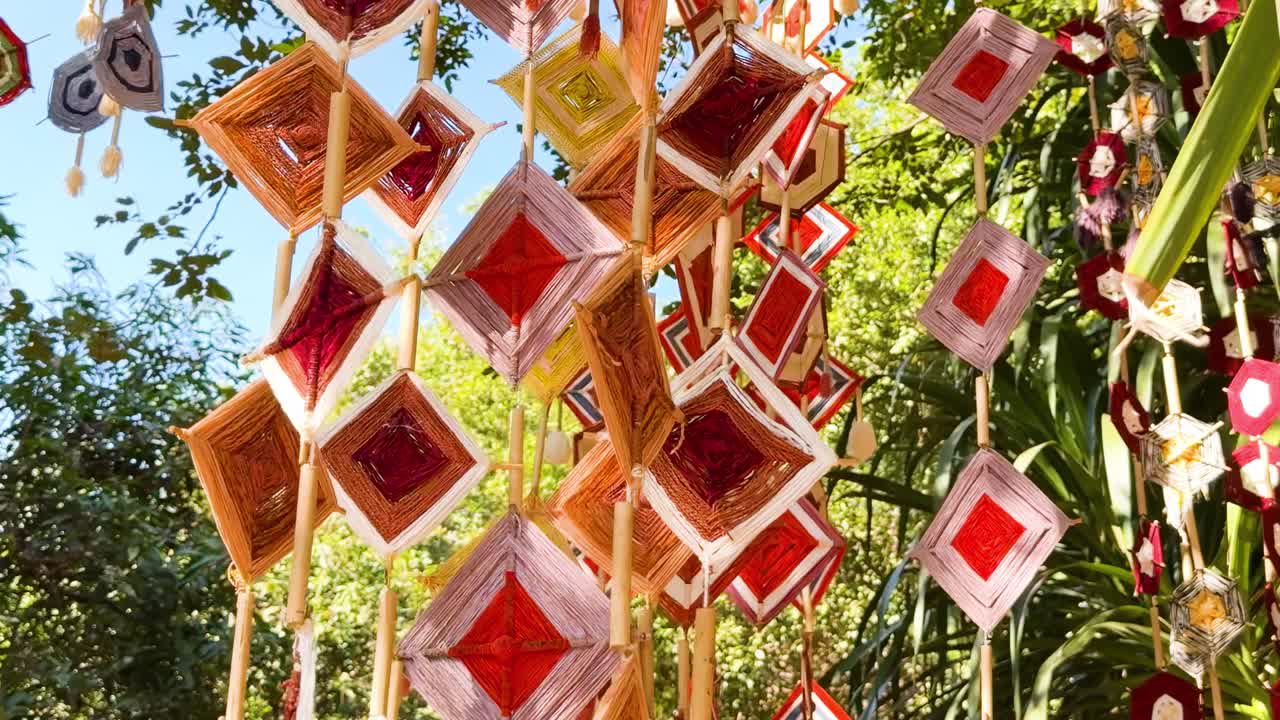 decoraciones colgantes vibrantes en un entorno natural