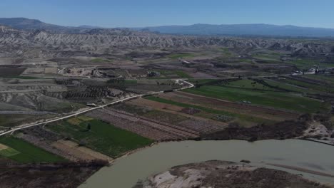 Vista-Aérea-Sobre-Tierra-Fértil-Cerca-Del-Río.