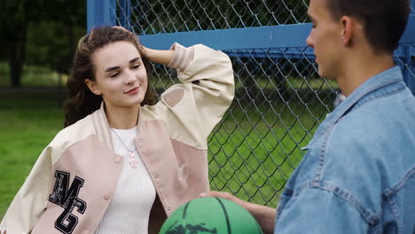 adolescentes hablando al aire libre