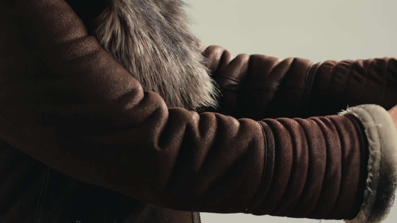 En närbild av en pälsfodrad jacka