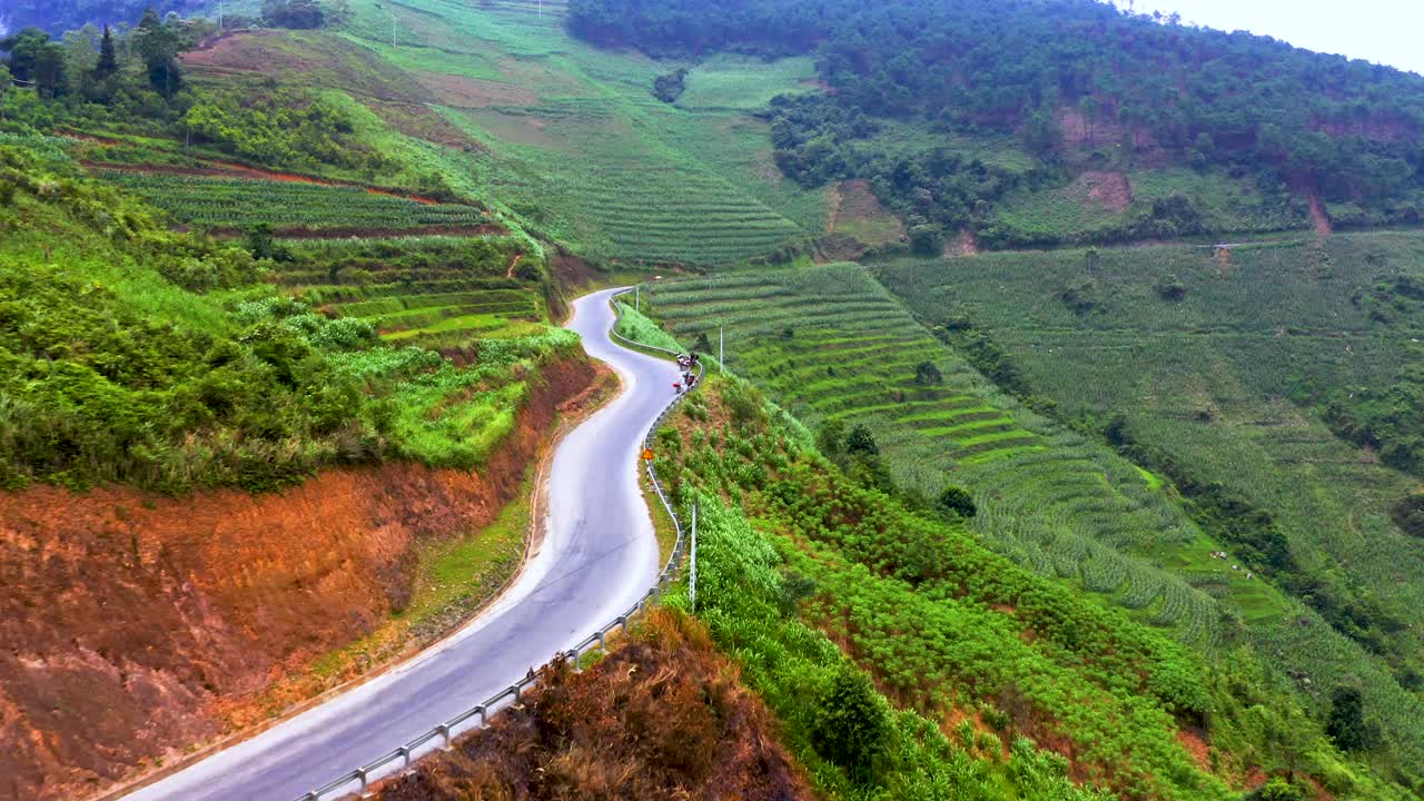 toma aérea de una peligrosa carretera de montaña a lo largo de la rampa chin khoanh en el geoparque de la meseta de dong van karst