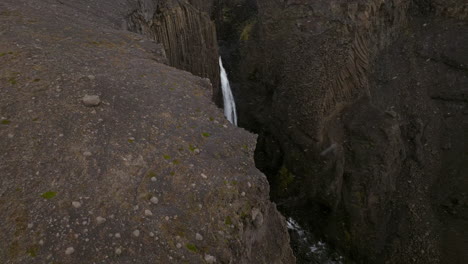 la cascada de litlanesfoss con columnas de basalto durante las nevadas en islandia - fotografía de un avión no tripulado